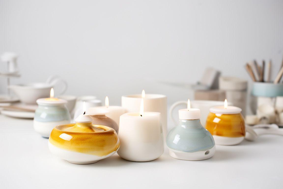 Handgefertigte Kerzen und glasierte Keramik-Candleholder auf einem hellen Studio-Tisch in Zürich